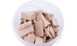 Montageklötze aus Holz im Eimer
